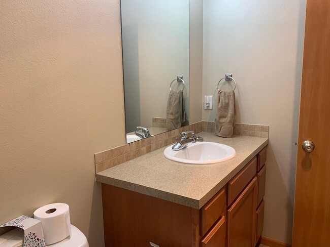 Building Photo - ***PENDING APPLICATION***Modern and stylish 3 bedroom home in Lovely Neighborhood