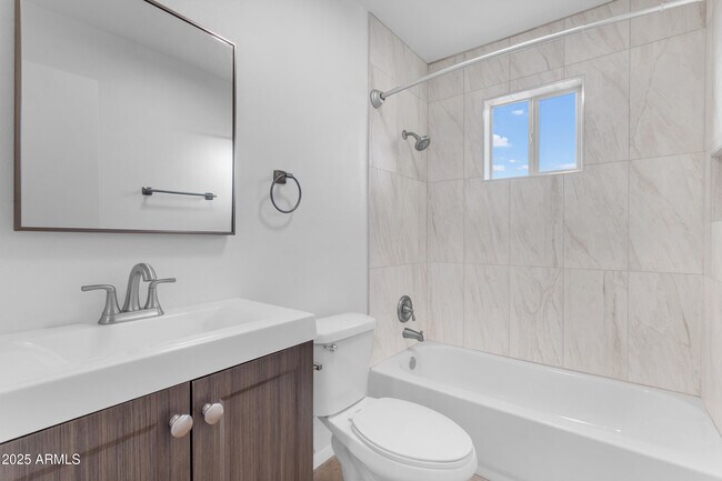 Building Photo - 517 E Hermosa Dr