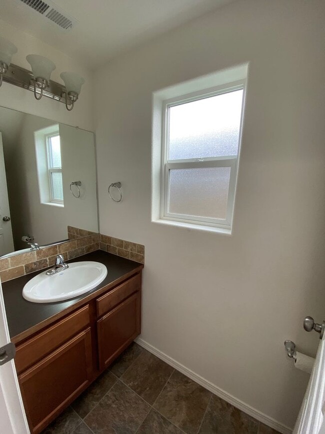 Building Photo - Beautiful 3 bed/2.5 bath with open floorplan!