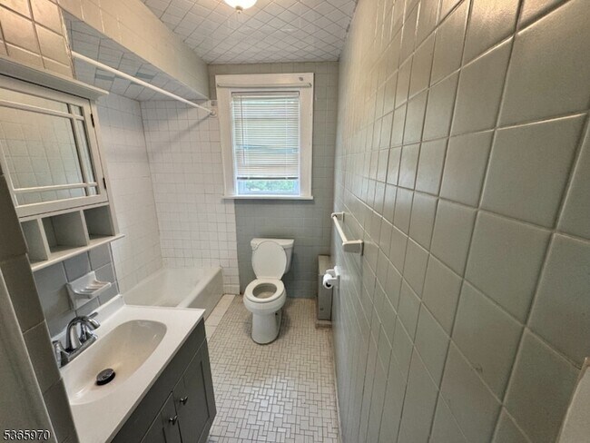 Building Photo - 156 Brown Ave