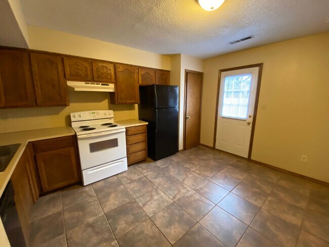 Building Photo - 2 bedroom 1.5 bath Townhome in a great location!