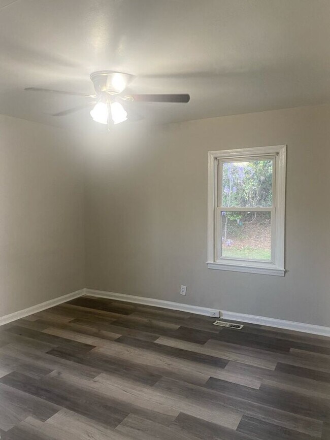 Building Photo - Move in Special!!!! 3/1 Home with bonus room!