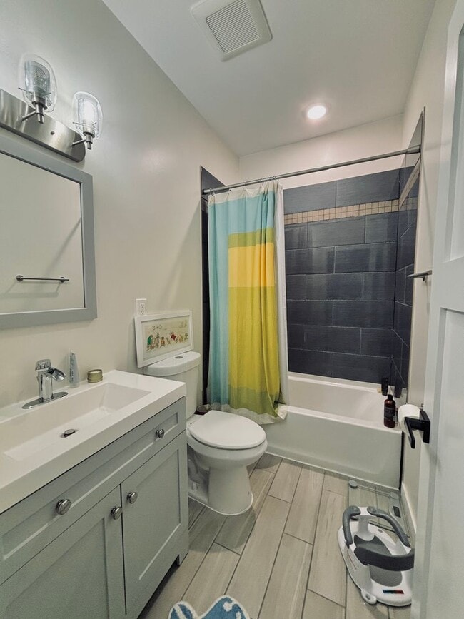 Building Photo - Rare Minnehaha Parkway rental under 5k! Be...