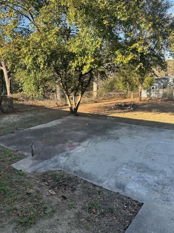 Building Photo - 204 Pineview Dr