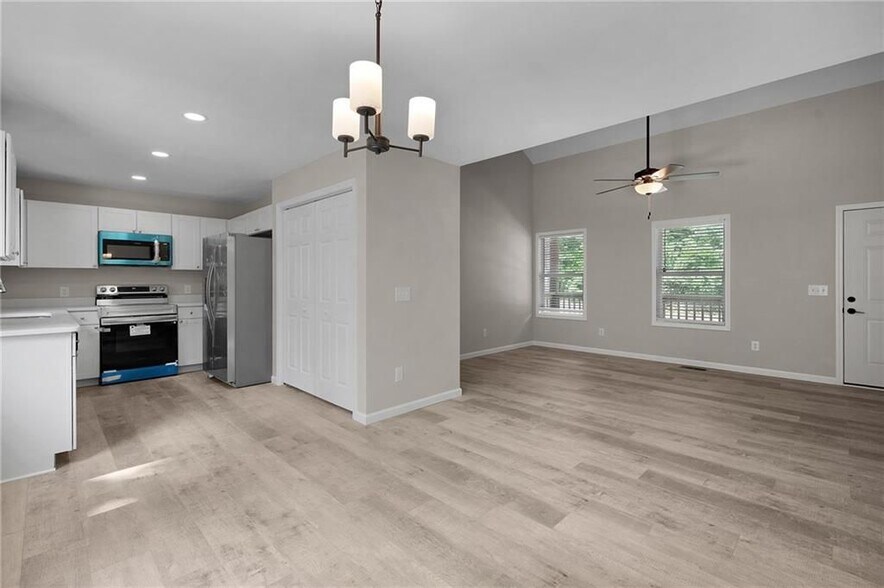 Building Photo - 135 Holly Creek Dr