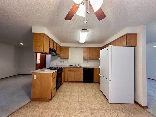 Building Photo - Bethany’s Deerfield Neighborhood – Spacious 3-Bedroom Home! | MOVE IN SPECIAL