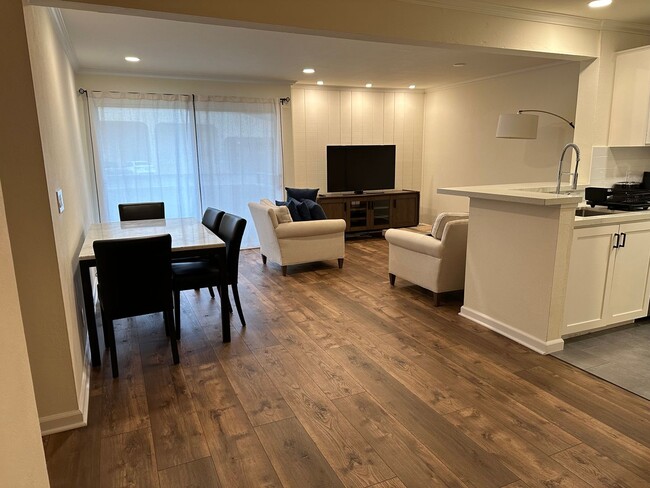 Building Photo - 204 Larkspur Plaza Dr