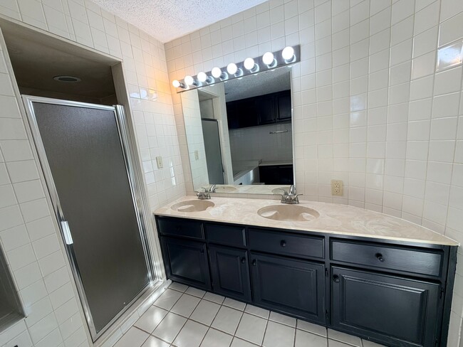 Building Photo - 1323 SE Clover Ln