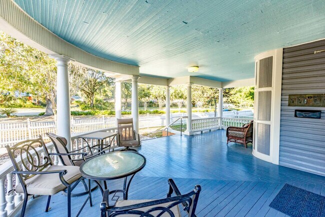 Building Photo - 205 SE 7th St