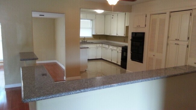 Building Photo - 5603 Northridge Dr