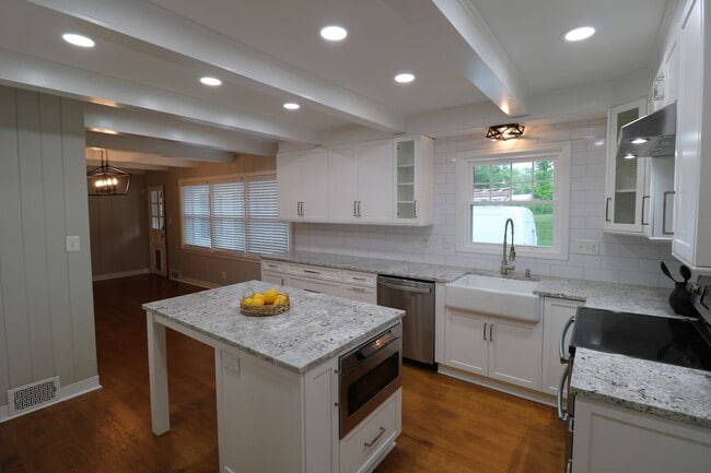 Building Photo - 2832 Monticello Dr