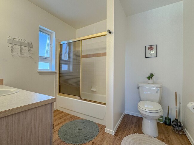 Building Photo - Top Floor Northgate 2 bed/2 bath Condo, $2...