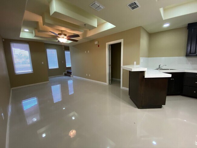 Building Photo - 3Bed/2.5 Bath Townhome, Mcallen TX