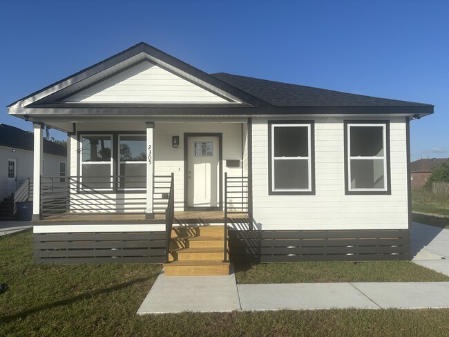Building Photo - 2305 Weyer St