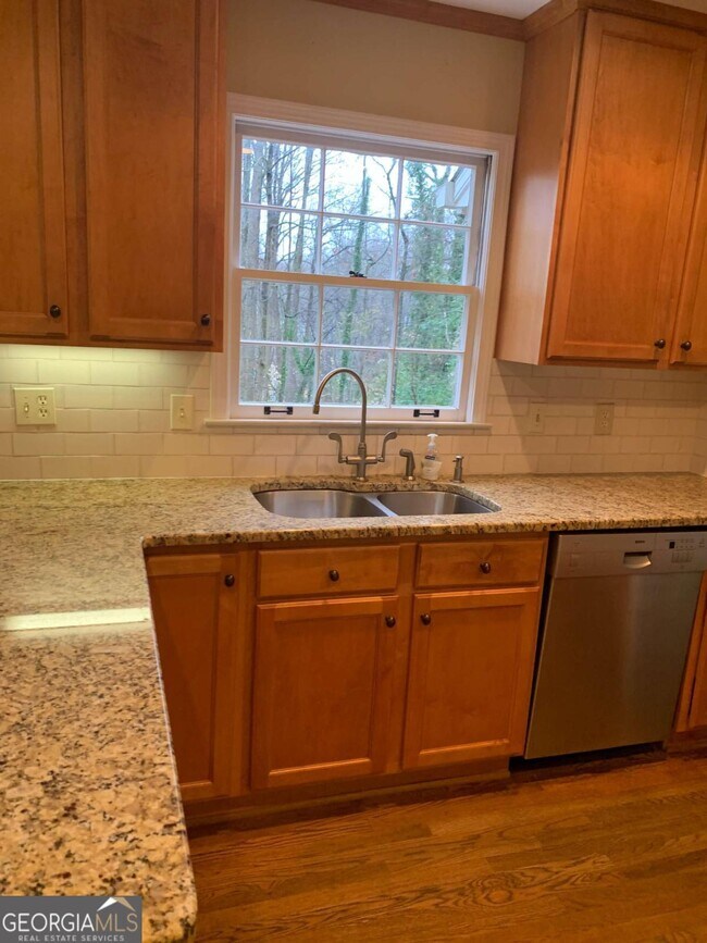 Building Photo - 3896 Parkcrest Dr NE