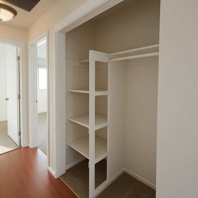 Building Photo - 2 bedroom 1 bath, pet-friendly, duplex uni...