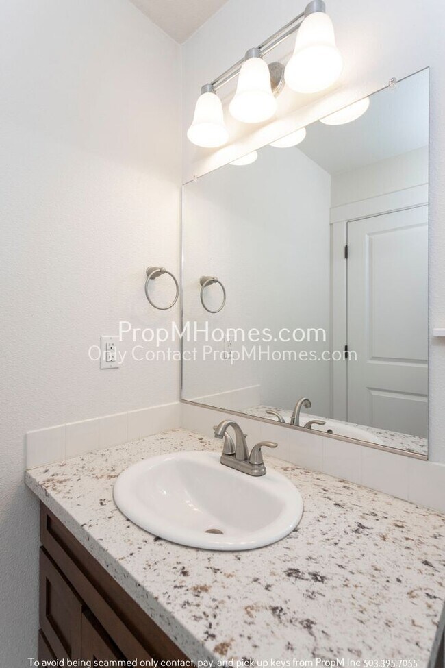Building Photo - Enchanting 2-Bedroom Gem in SE Portland - End Unit!