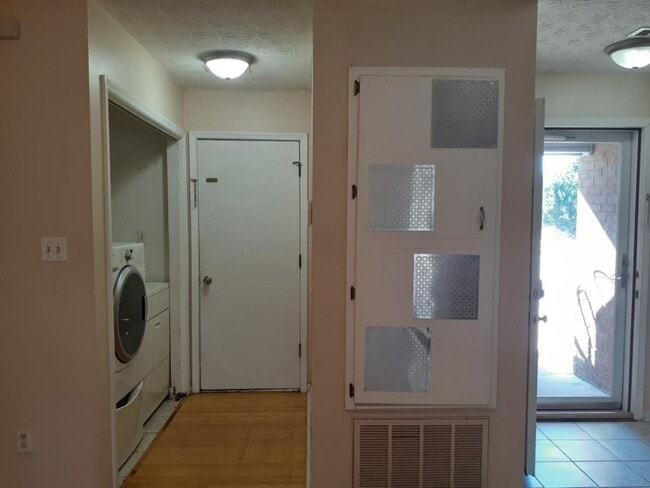Building Photo - 634 S Jeff Davis Dr