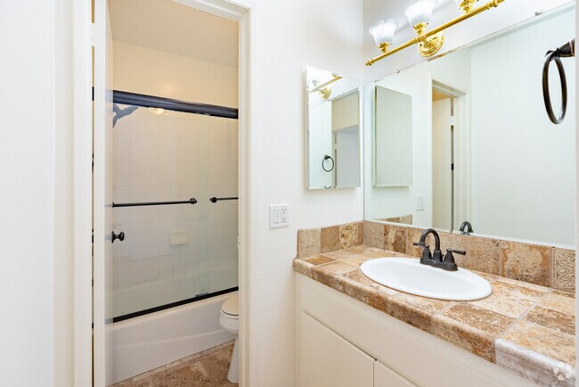 2BR, 1.5BA - 1000SF - 533 Ashland