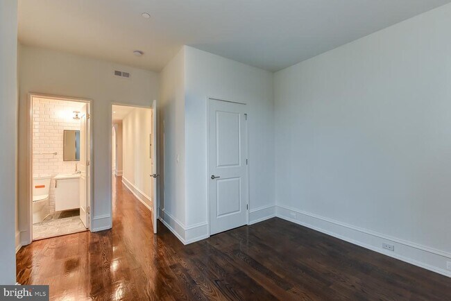 Building Photo - 501 Seward Square SE