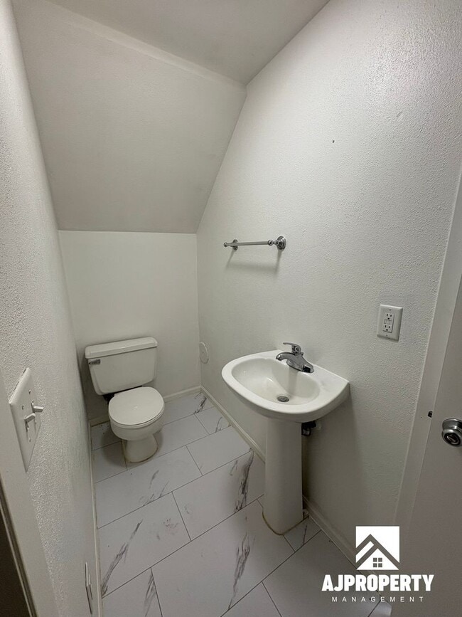 Building Photo - 3012 S Phillips Ave