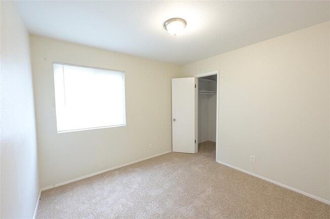 Building Photo - 107 Cloudview Dr