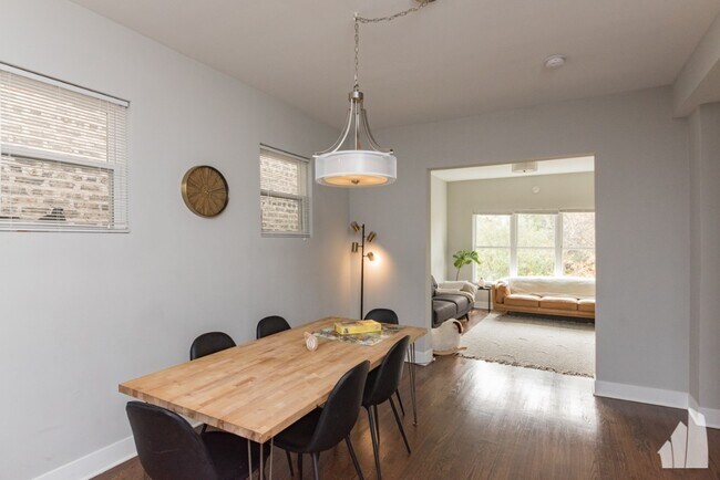 Building Photo - 3570 W Dickens Ave