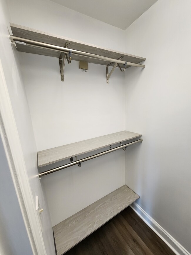 Building Photo - 405 W 7th St