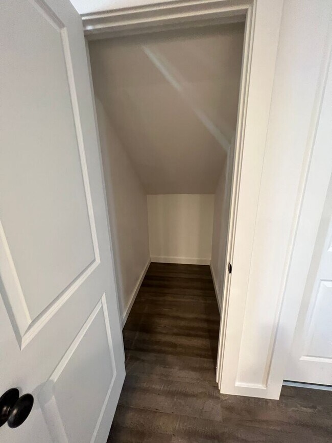 Building Photo - 4.5 Bathrooms ! 4 large bedrooms! Close to CWU