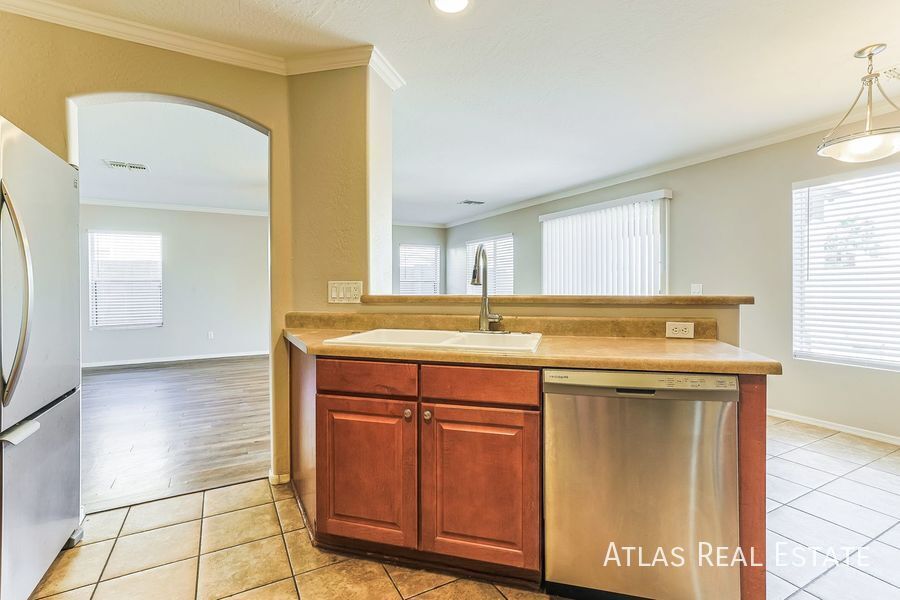 Building Photo - 912 E Mayfield Cir