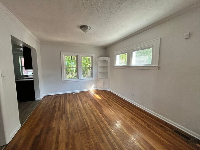 Building Photo - Charming & Spacious Single-Family Home – Pets Welcome!