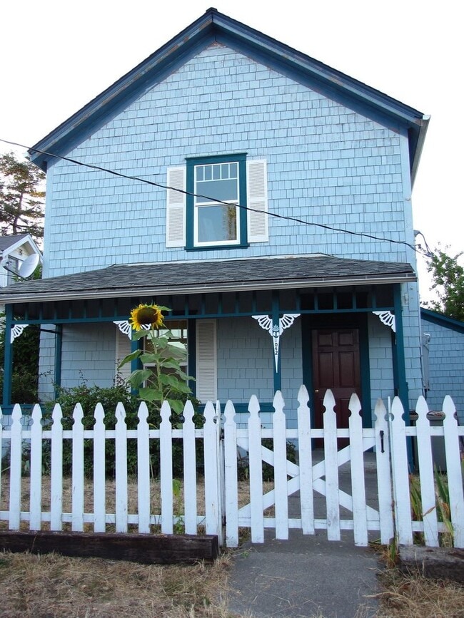 Building Photo - ***PENDING APPLICATIONS***3 Bedroom, 1 Bat...