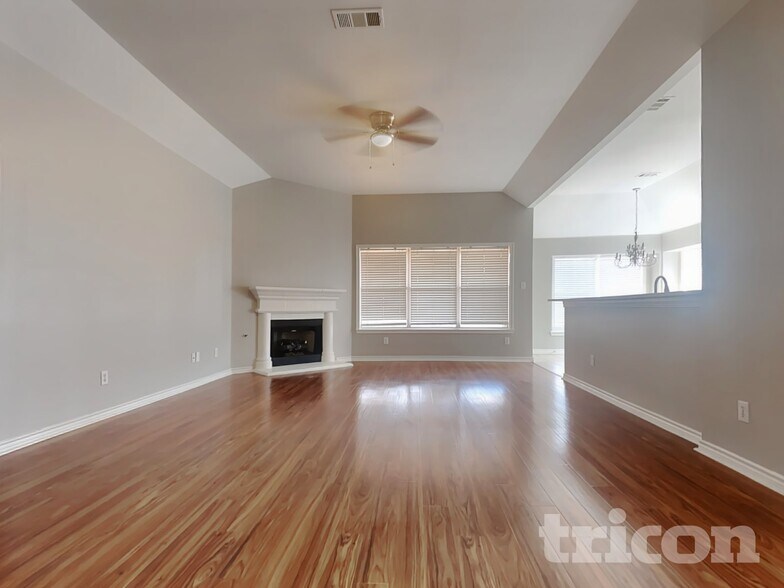 Building Photo - 5816 Greenmeadow Dr