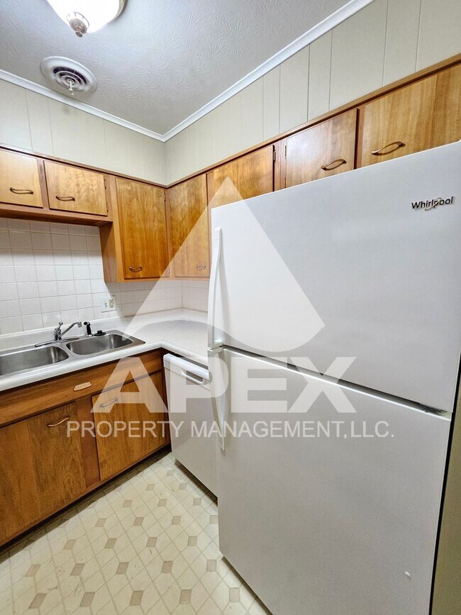 Building Photo - Spacious Top Floor 1 Bd - 1Ba Apartment in Fountain City!