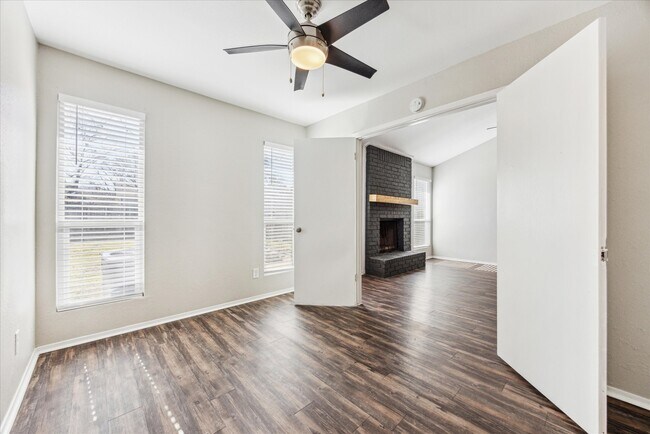 Building Photo - 8805 Piney Point Dr