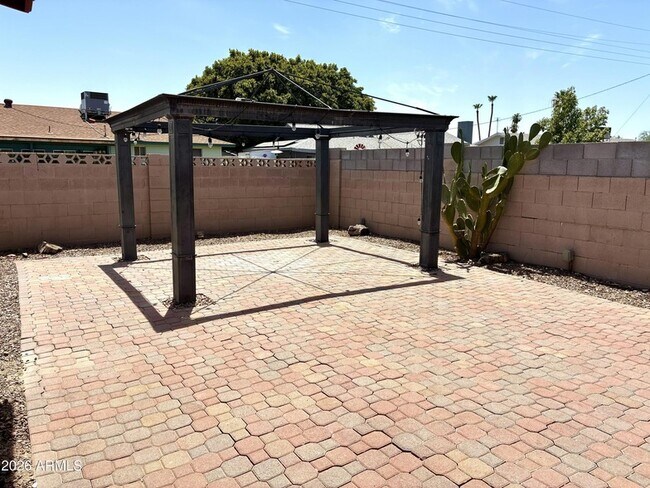 Building Photo - 523 E Malibu Dr