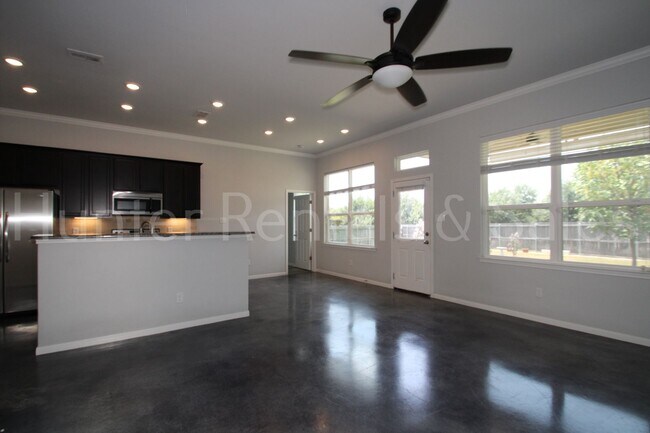 Building Photo - 1619 Neuberry Cliffe