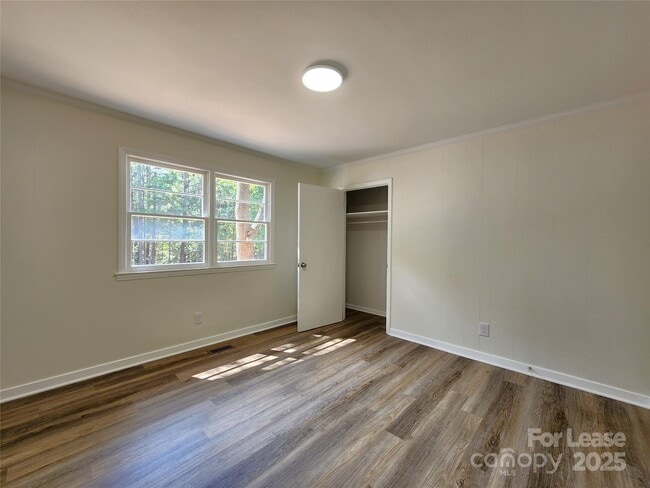 Building Photo - 204 Long Creek Rd