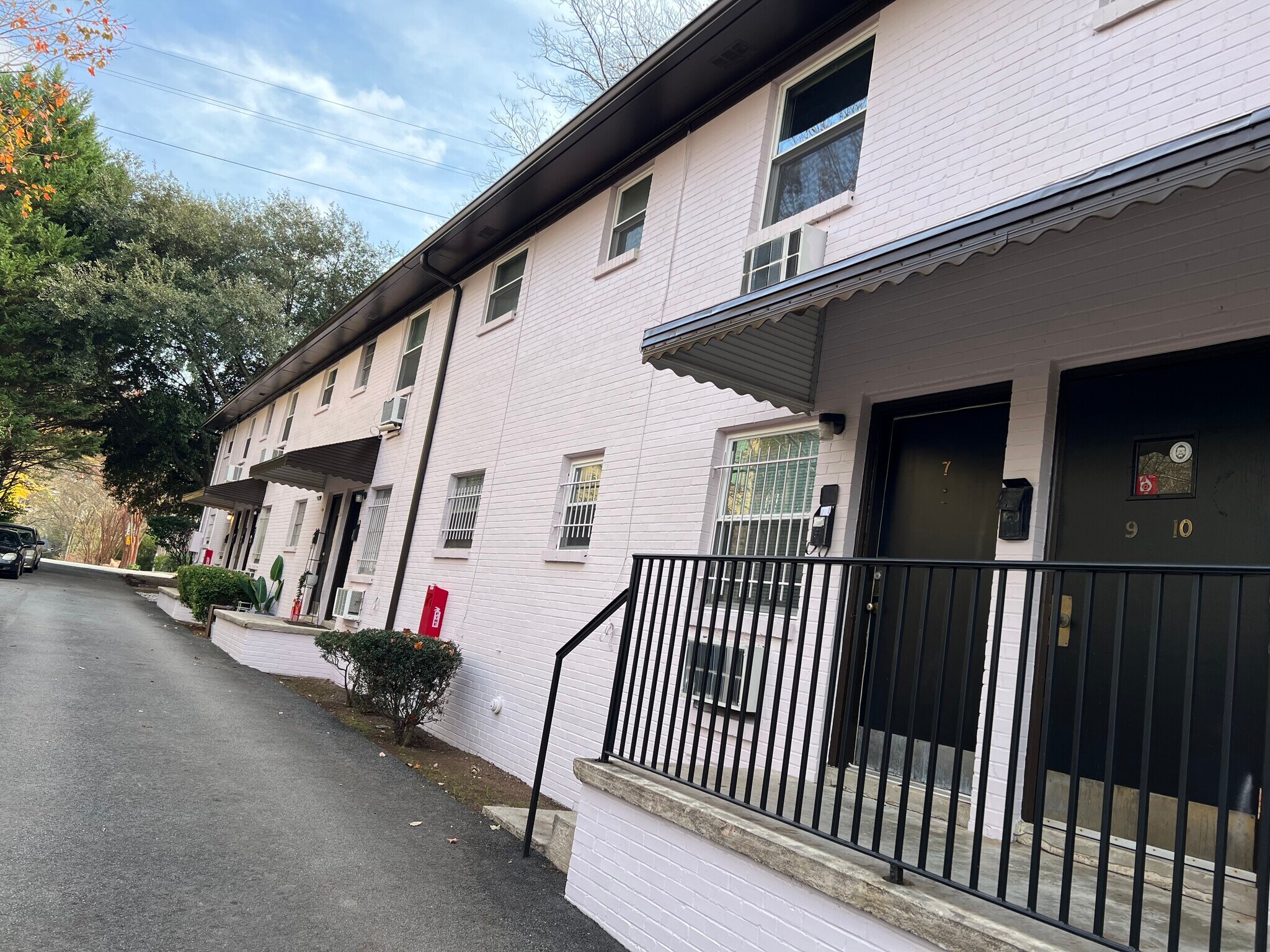 Building Photo - 860 Monroe Dr NE