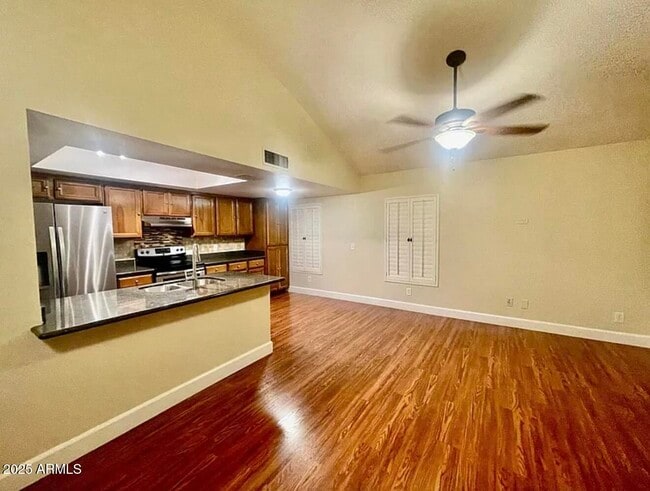 Building Photo - 861 E Lola Dr