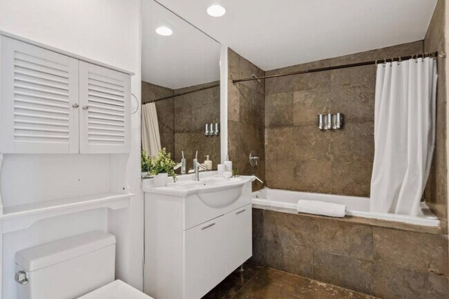 Building Photo - 481 Brickell Ave