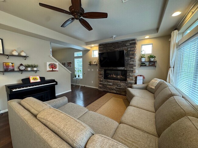 Building Photo - 3 Bedroom, 4 Bathroom Home on a Corner Lot...