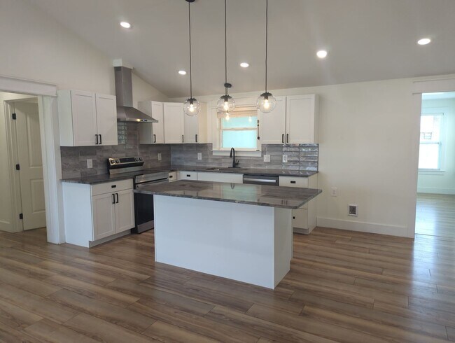 Building Photo - NICE SPACIOUS House in Holly Hills