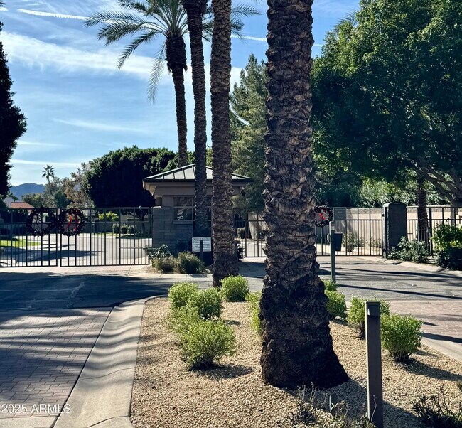 Building Photo - 7307 E Vaquero Dr