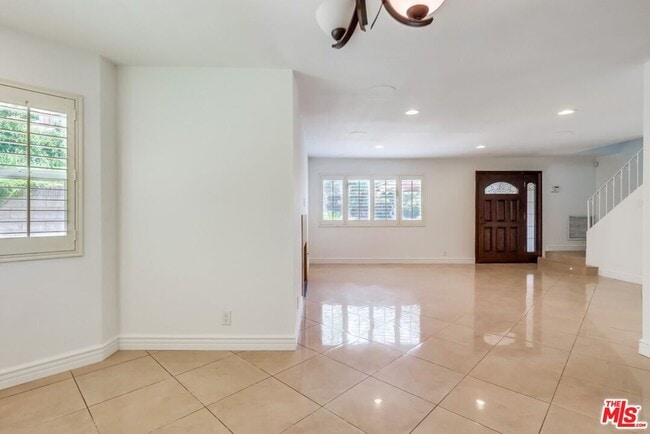 Building Photo - 687 Mt Carmel Dr