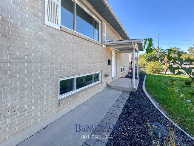 Building Photo - Spacious 4-Bed Home with In-Law