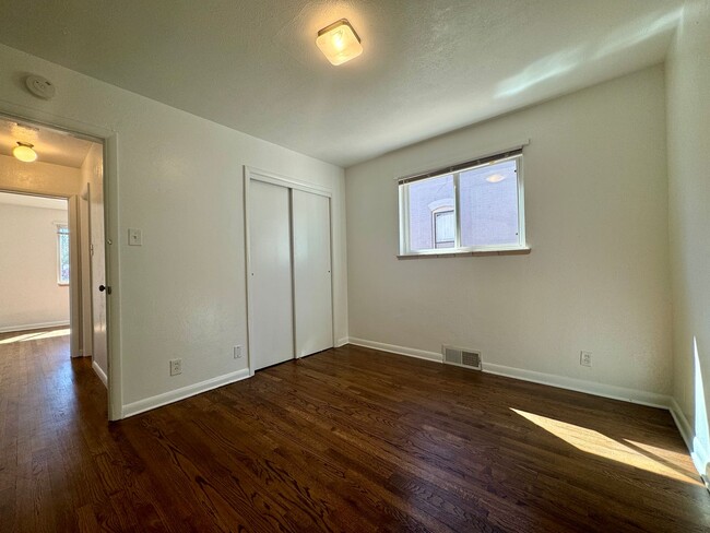 Building Photo - 2 Bedroom, 1 Bathroom Duplex in Denver! Av...