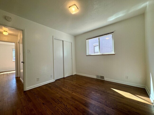 Building Photo - 2 Bedroom, 1 Bathroom Duplex in Denver! Available August!!
