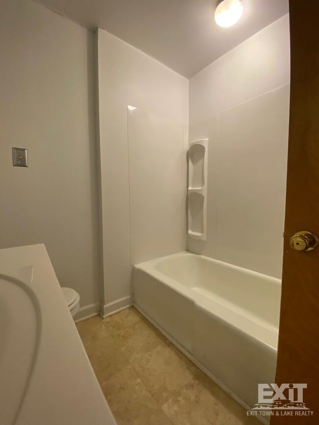 Building Photo - Well Maintained brick ranch home