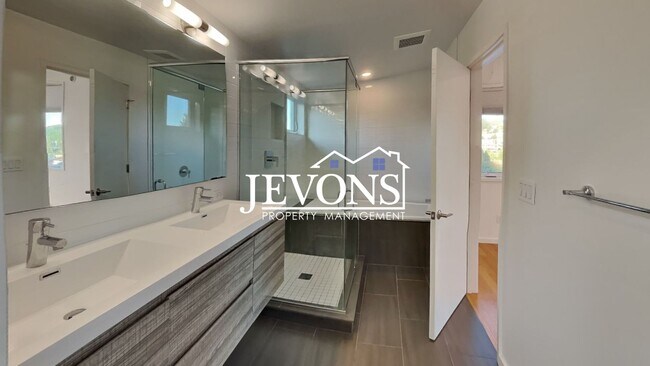 Building Photo - 5BR/4.5BA House in Seattle -- Available Now!